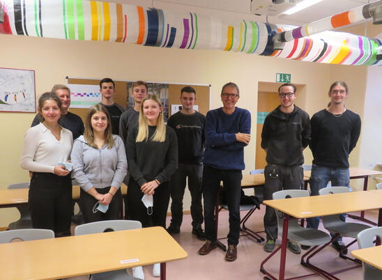 Dr. Georg Baumann (Dritter v.r.), Daniel Kiesl (Erster v.r.) und Markus Hammer (Zweiter v.l) gemeinsam mit den Schülerinnen und Baumann-Azubis.
Hinweis: Alle Personen auf dem Gruppenbild sind geimpft und getestet.