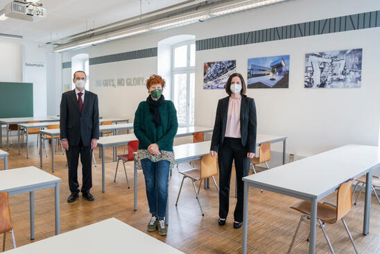 Von links nach rechts: Professorenpaten Prof. Dr.-Ing. Bernhard Frenzel (OTH Amberg-Weiden, Professur für Elektrische Maschinen und Antriebe), Annette Baumann (Firmeninhaberin Baumann Automation) und  Maria Traub (Baumann-Pate) im neuen Baumann-Hörsaal.