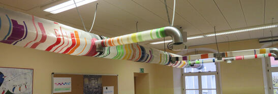 Geschafft! Die bunte, kreative Lüftungsanlage ist installiert!